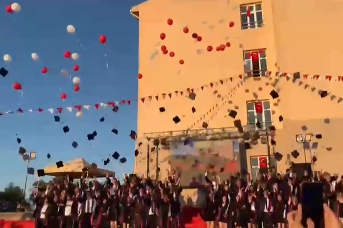 Keşan Anadolu Lisesi mezuniyet töreninde diplomalarını alan öğrenciler kep atıyor
