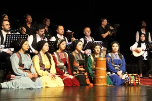 Bursa'da düzenlenen Kuzeyin Ezgileri konserinde sahne alan müzisyenler ve seyirciler