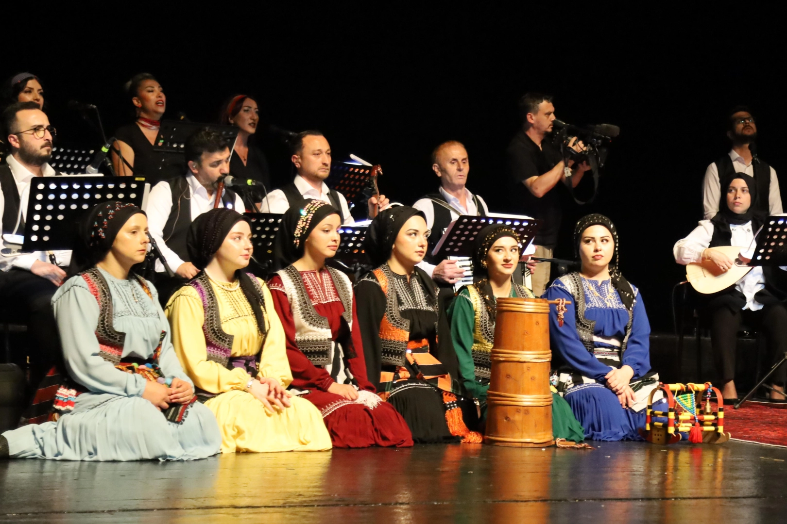 Bursa'da düzenlenen Kuzeyin Ezgileri konserinde sahne alan müzisyenler ve seyirciler