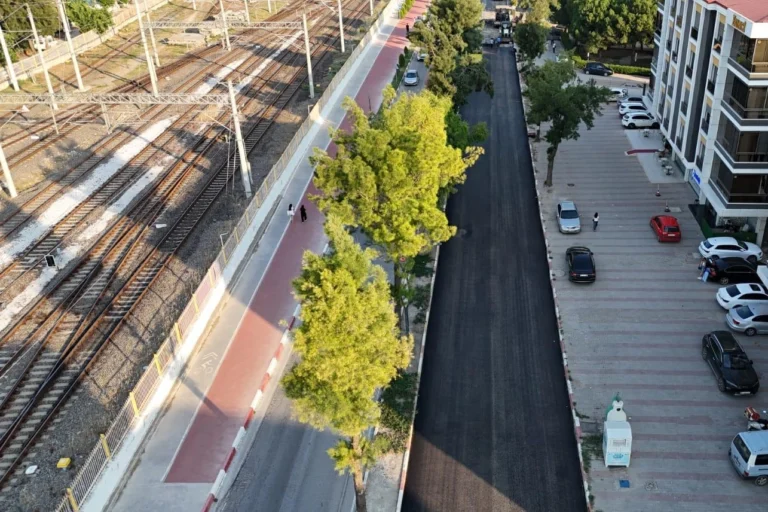 İzmir'in Torbalı ilçesinde Haluk Alpsü Bulvarı'nda asfalt yenileme çalışması