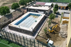 Bursa Yıldırım'da yarı olimpik yüzme havuzunun dört mevsim hizmet verebilmesi için kapatma çalışmaları başlatıldı.