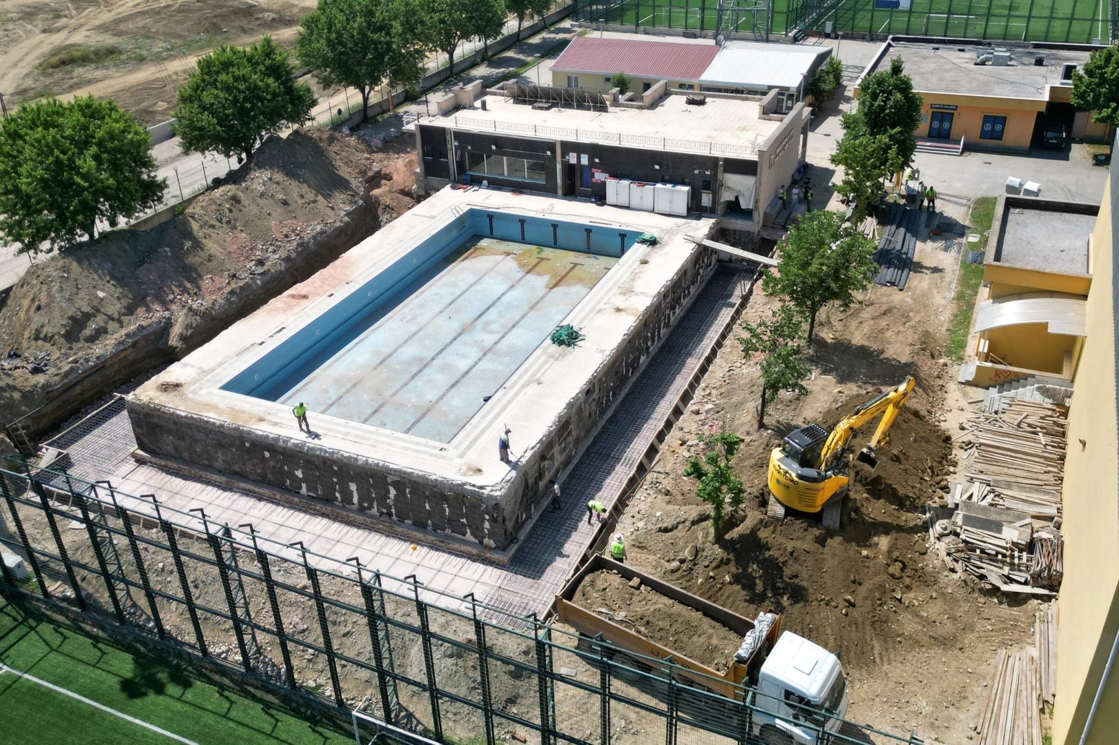 Bursa Yıldırım'da yarı olimpik yüzme havuzunun dört mevsim hizmet verebilmesi için kapatma çalışmaları başlatıldı.