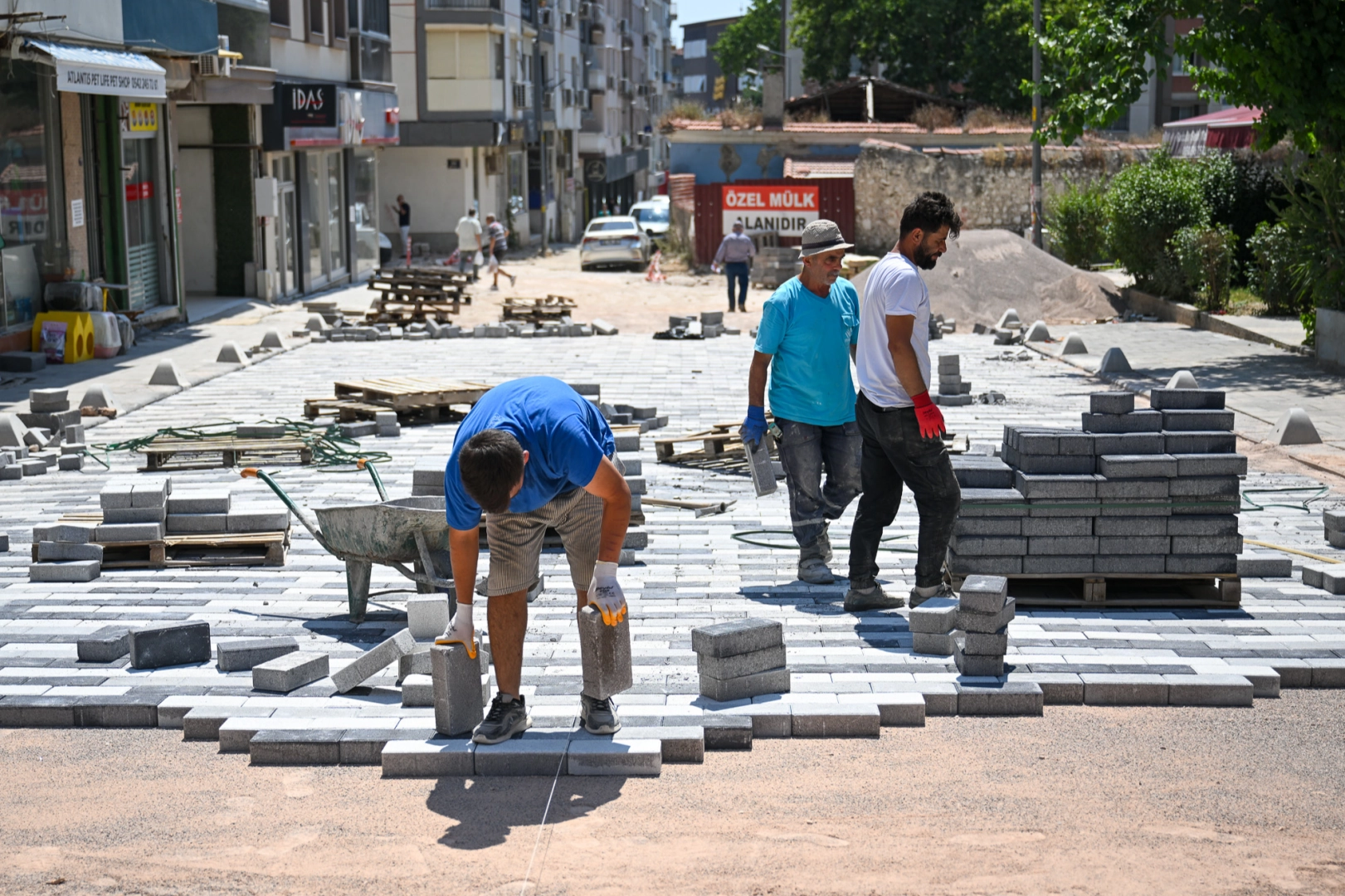 Bornova Tarihi Çarşı'da devam eden kentsel estetik ve üst yapı çalışmaları