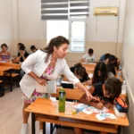 Çiğli Belediyesi Eğitim Merkezi (ÇİBEM) yeni eğitim dönemi için kayıtları başlatıyor, öğrencilere ücretsiz LGS ve YKS hazırlık kursları sunuyor.