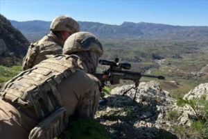 Milli Savunma Bakanlığı son bir haftada 4 PKK'lı teröristin teslim olduğunu ve hudutlarda 298 kişinin yakalandığını duyurdu.
