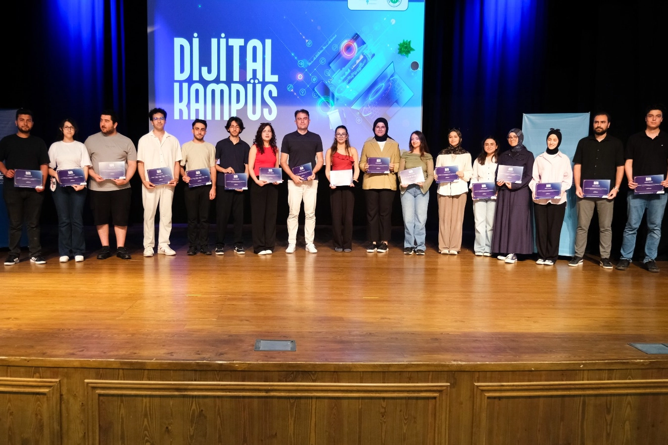 Kocaeli'de Dijital Kampüs eğitimini tamamlayan 237 genç sertifikalarını aldı