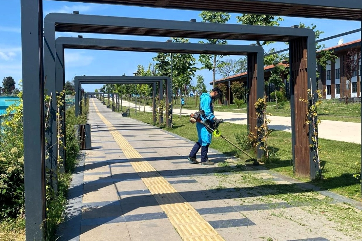 Gebze Millet Bahçesi'nde yaz hazırlıkları kapsamında yapılan bakım ve düzenleme çalışmaları