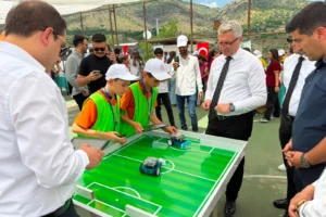 Sason'da düzenlenen Robotik ve Teknoloji Sergisi'nde öğrenciler projelerini sergiliyor.