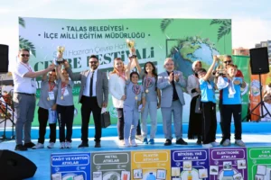 Talas'ta düzenlenen atıktan sanata çevre bilinci yarışması ve şenliğinden genel görünüm