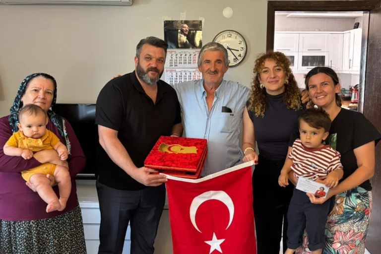 İzmit Belediyesi yetkilileri, Kıbrıs gazilerini evlerinde ziyaret ederek Türk bayrağı ve Kur'an-ı Kerim hediye etti.
