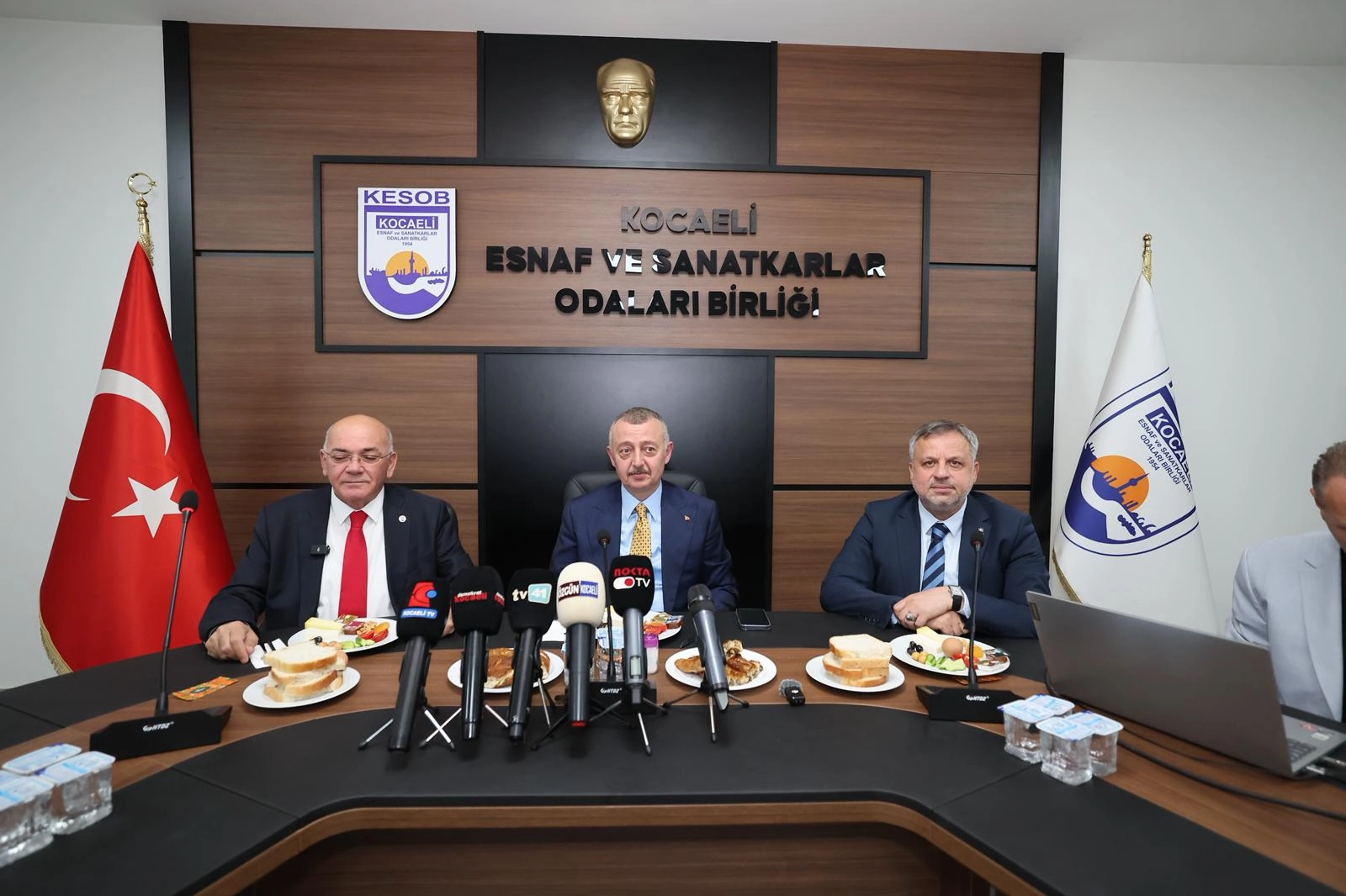 Kocaeli Büyükşehir Belediye Başkanı Tahir Büyükakın, esnaf temsilcileriyle bir araya geldi.