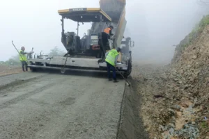 Trabzon'da yüksek kesim mahalle ve yayla yollarında yapılan yol yapım çalışmaları