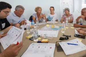 İzmir'de Yurttaş Meclisi toplantıları başladı, katılımcılar ilçelerin geleceği için politika önerileri geliştiriyor.