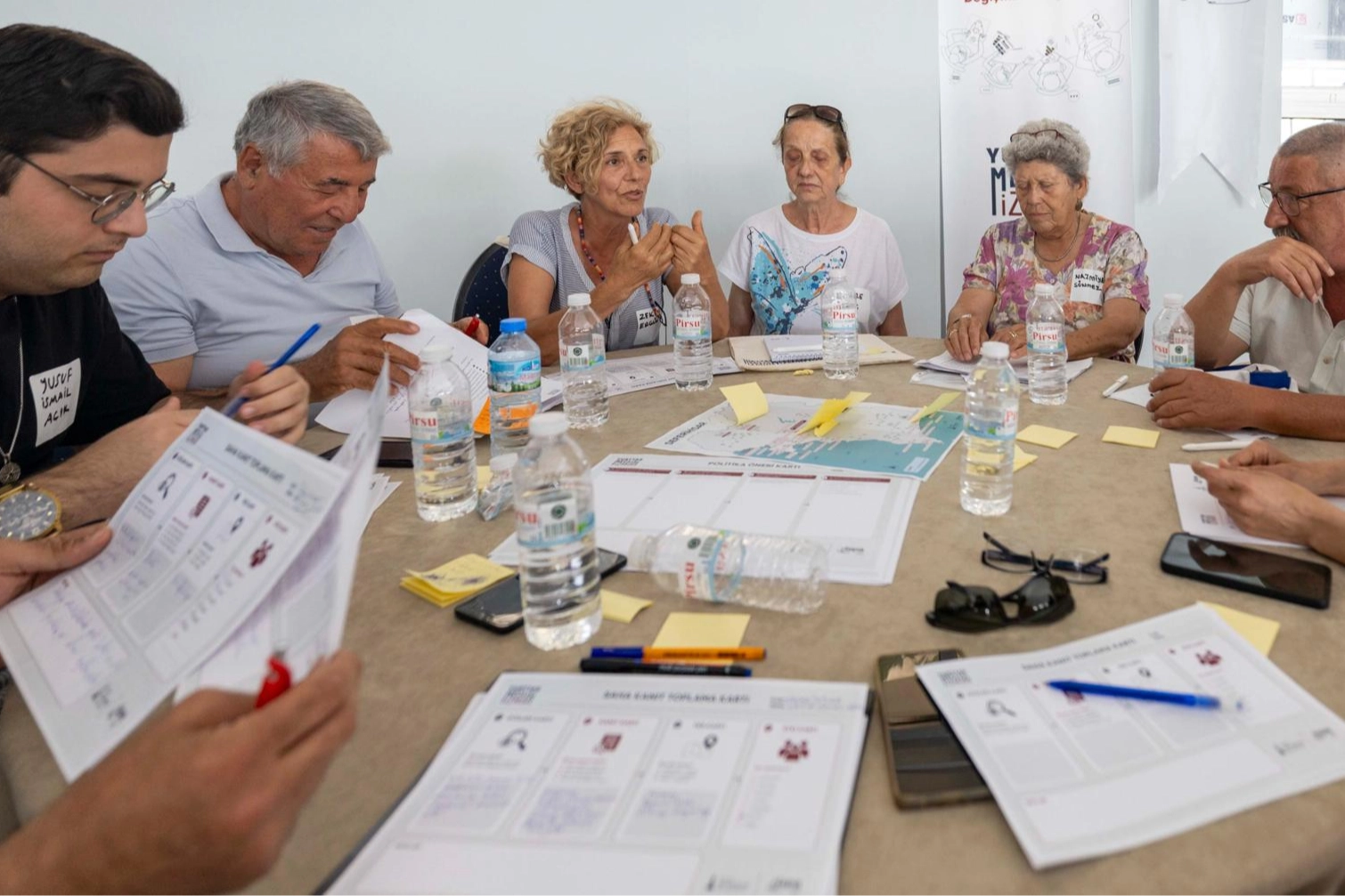 İzmir'de Yurttaş Meclisi toplantıları başladı, katılımcılar ilçelerin geleceği için politika önerileri geliştiriyor.