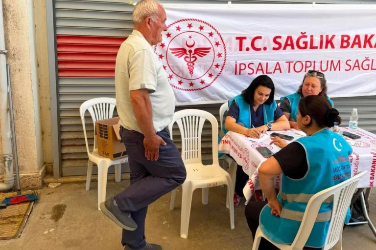 İpsala'da pazar yerinde vatandaşlara sağlıklı yaşlanma testleri uygulanıyor.