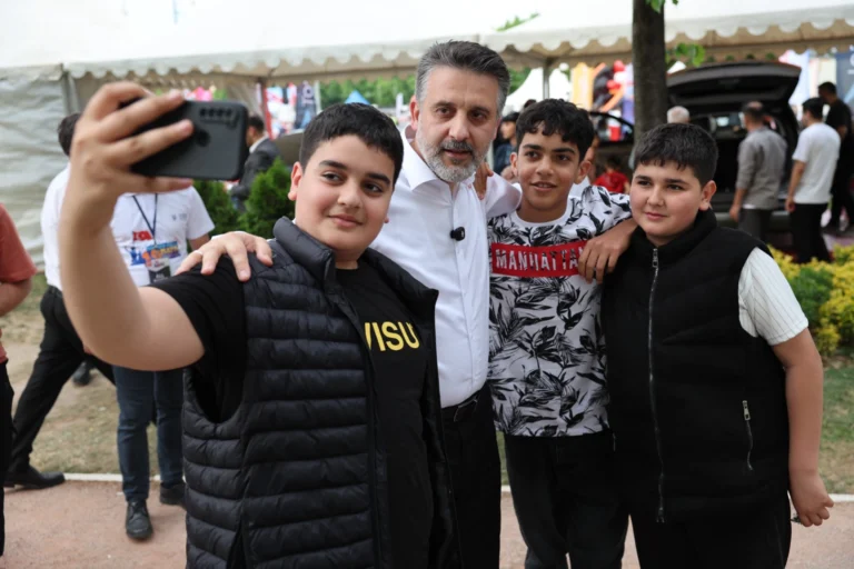 Bursa'da LGS sınavına girecek öğrencilere ücretsiz ulaşım müjdesi veren bir afiş veya toplu taşıma aracı görseli.