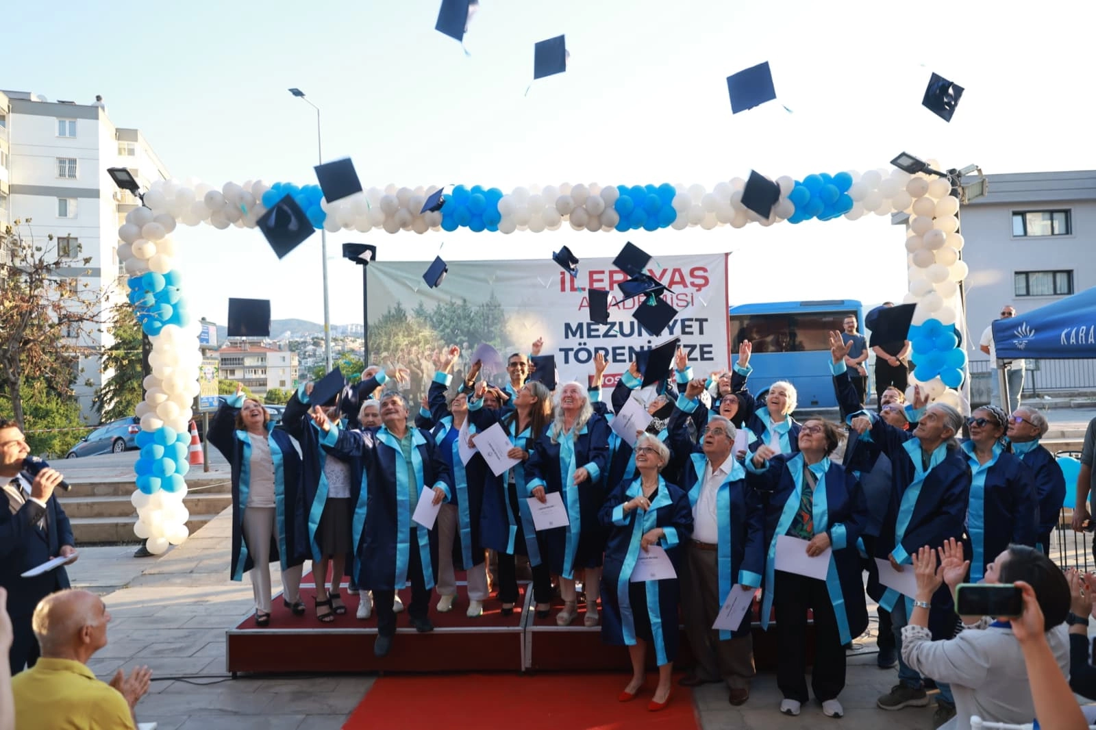Karabağlar İleri Yaş Akademisi mezuniyet töreninde keplerini atan yaşlılar