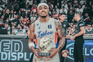 TOFAŞ'ın yeni transferi Bryce Jones'un basketbol sahasındaki fotoğrafı.