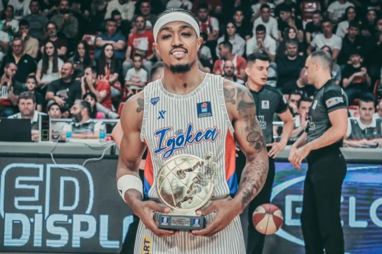TOFAŞ'ın yeni transferi Bryce Jones'un basketbol sahasındaki fotoğrafı.