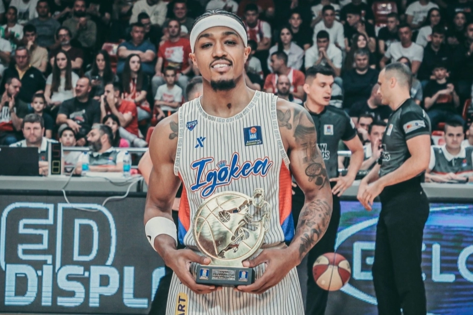TOFAŞ'ın yeni transferi Bryce Jones'un basketbol sahasındaki fotoğrafı.