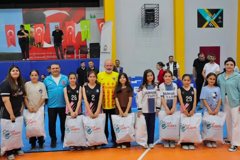 Kayseri'de protokol üyeleri ve öğrenciler voleybol maçında bir araya geldi
