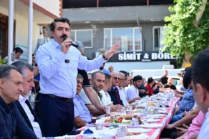 Bursa Yıldırım Belediye Başkanı Oktay Yılmaz, Anadolu Mahallesi esnafıyla bir araya geldiği buluşmada konuşma yapıyor.