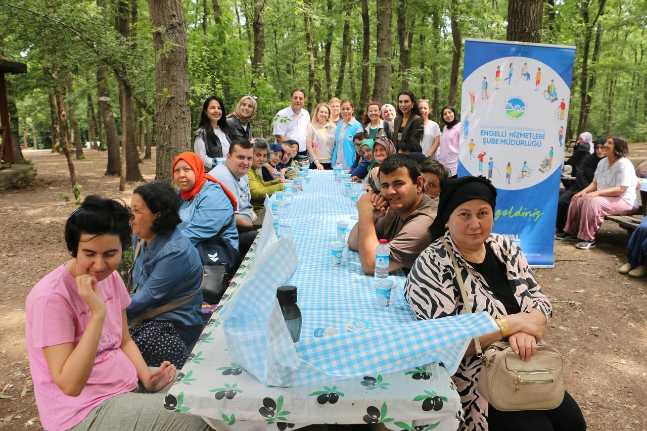 Sakarya'da engelsiz hobi kursiyerleri doğayla buluştu piknik etkinliği