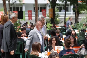 Kocasinan Belediye Başkanı Ahmet Çolakbayrakdar, Sümer Fen Lisesi'nde öğrencilerle bir araya geldi.