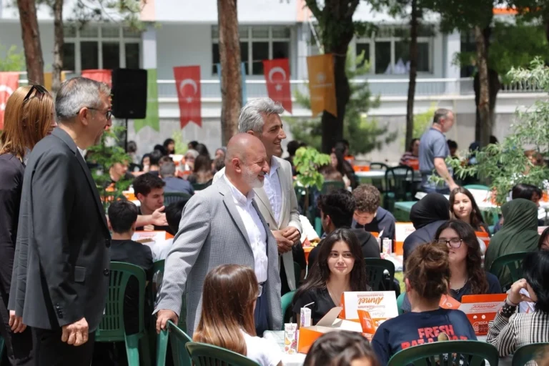 Kocasinan Belediye Başkanı Ahmet Çolakbayrakdar, Sümer Fen Lisesi'nde öğrencilerle bir araya geldi.