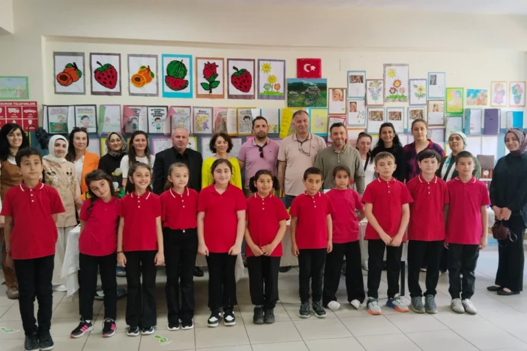 Artvin'de ilkokul öğrencilerinin yıl sonu sergisinde eserleri sergileniyor.