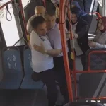 Sakarya'da otobüs şoförü ve yolcuların fenalaşan yolcunun hayatını kurtardığı an