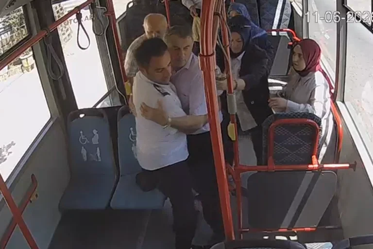 Sakarya'da otobüs şoförü ve yolcuların fenalaşan yolcunun hayatını kurtardığı an