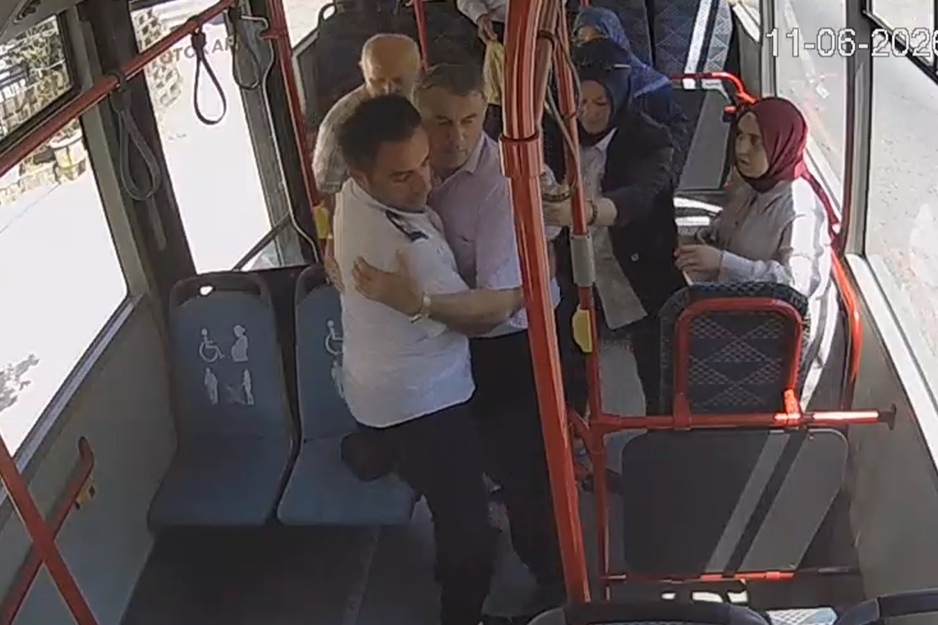 Sakarya'da otobüs şoförü ve yolcuların fenalaşan yolcunun hayatını kurtardığı an