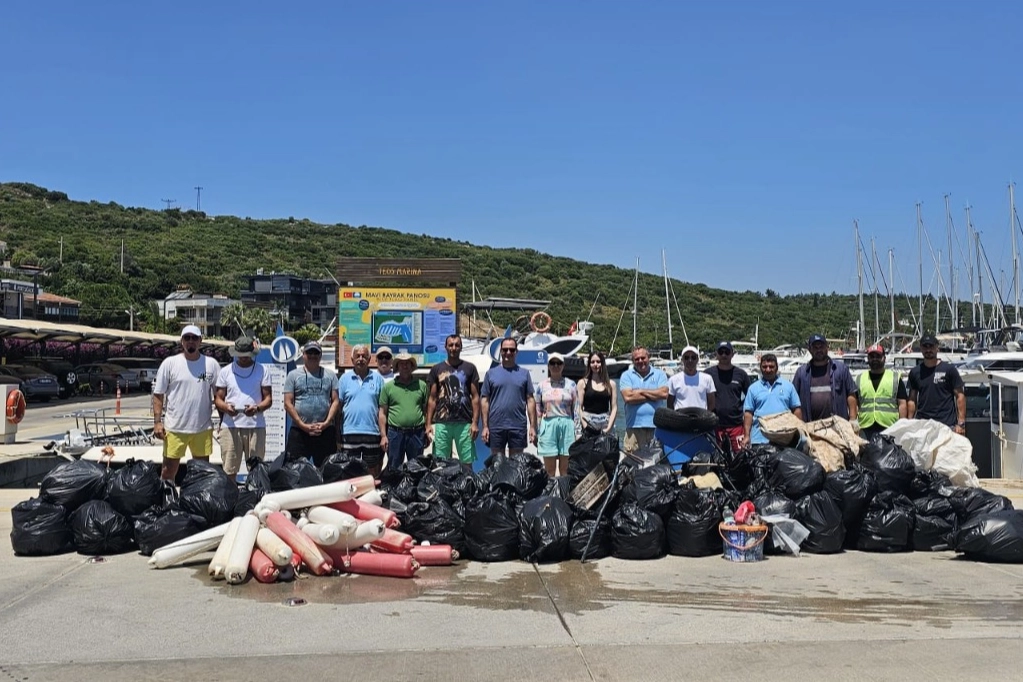 Teos Marina personeli Sığacık koylarında çevre temizliği yaparken