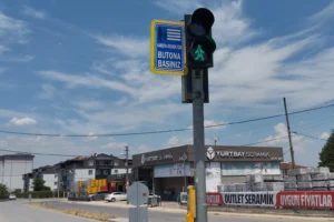 Kocaeli Büyükşehir Belediyesi trafik sinyalizasyon sistemlerine 7/24 bakım yapıyor