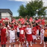 Kayseri Fuat Attaroğlu Çocuk Kütüphanesi öğrencileri, milli takım formaları ve Türk bayraklarıyla A Milli Futbol Takımı'na 2026 Dünya Kupası için destek veriyor.