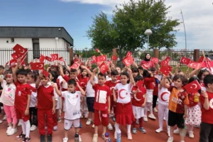 Kayseri Fuat Attaroğlu Çocuk Kütüphanesi öğrencileri, milli takım formaları ve Türk bayraklarıyla A Milli Futbol Takımı'na 2026 Dünya Kupası için destek veriyor.