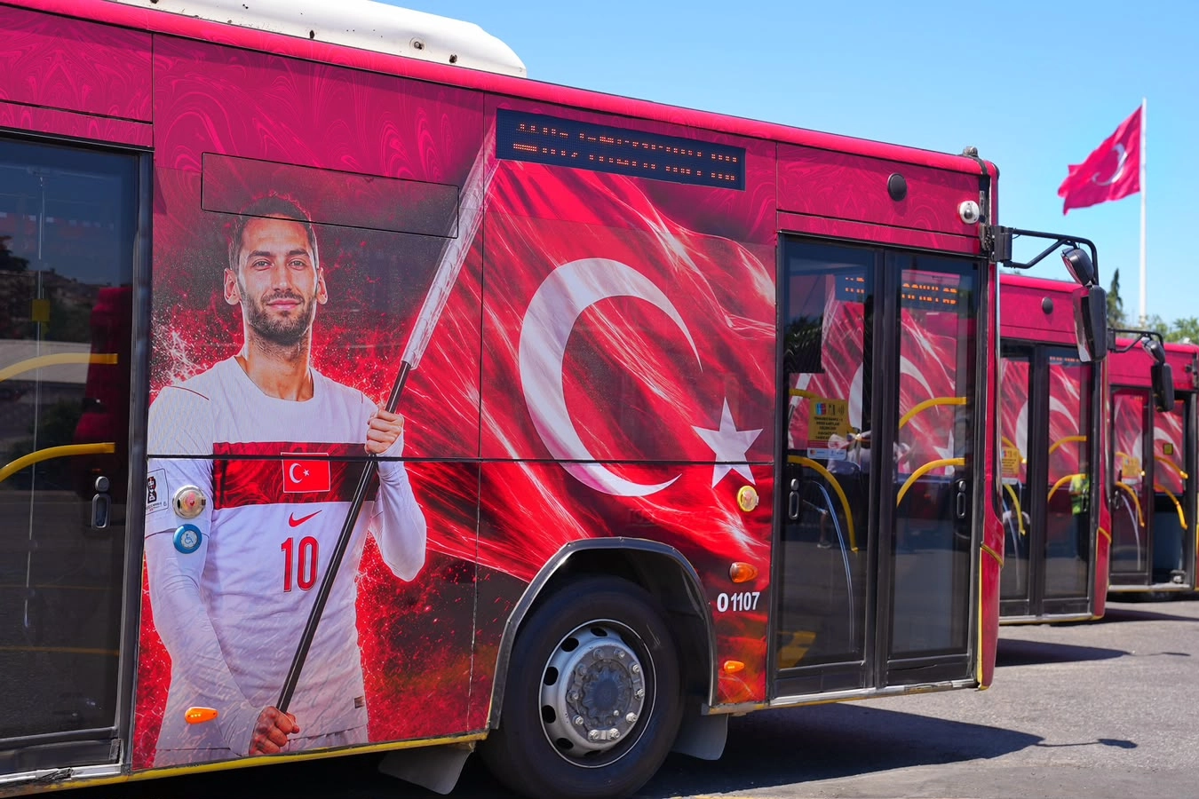 İETT otobüsleri ve metrobüsleri Milli Takım temalı görsellerle giydirilmiş halde İstanbul sokaklarında seyrediyor.