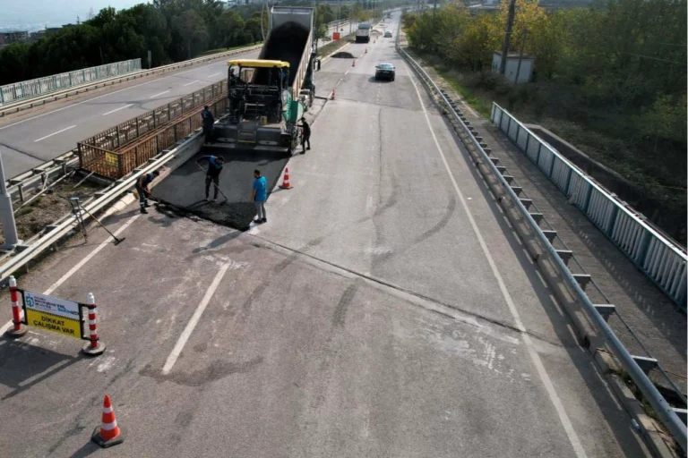 Kocaeli Büyükşehir Belediyesi'nin 56,5 kilometrelik yolu yenileme projesini gösteren görsel