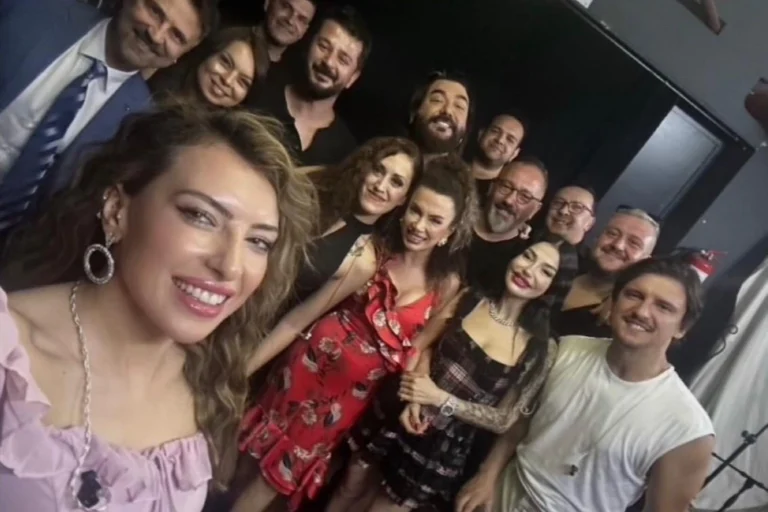 Bursalı sanatçılar engelsiz oyun alanı projesi için iyilik konserinde sahne aldı.