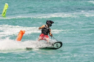 İzeltaş Dünya Motosurf Şampiyonası'nda sporcular Ege Denizi'nde yarışıyor