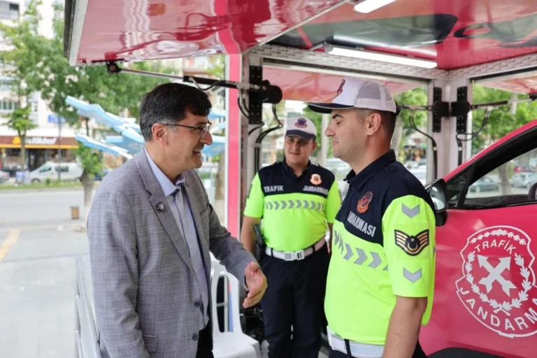 Kütahya'da trafik güvenliği simülasyon alanında vatandaşlar deneyim yaşarken