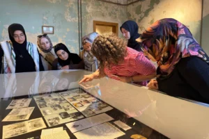 Lise öğrencileri Konya'da düzenlenen Hac Hatırası sergisini ve ebru atölyesini ziyaret ediyor.