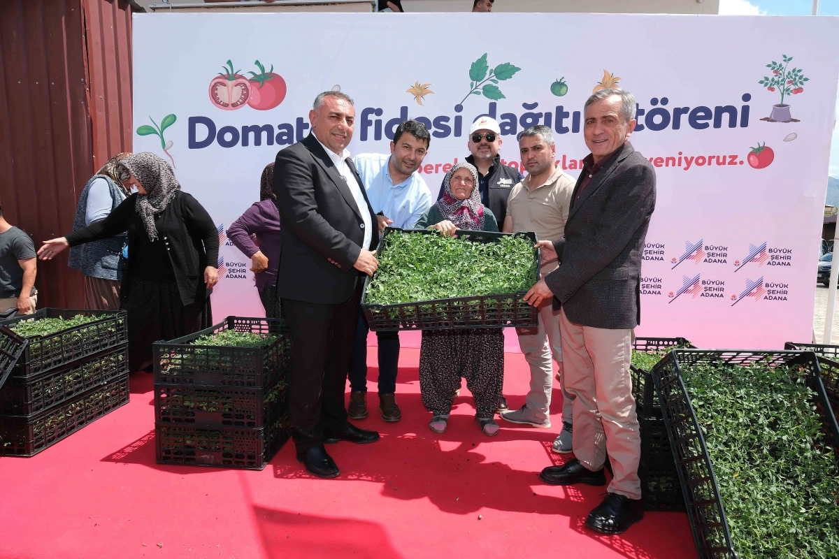 Adana Büyükşehir Belediyesi tarafından çiftçilere domates fidesi dağıtım töreni