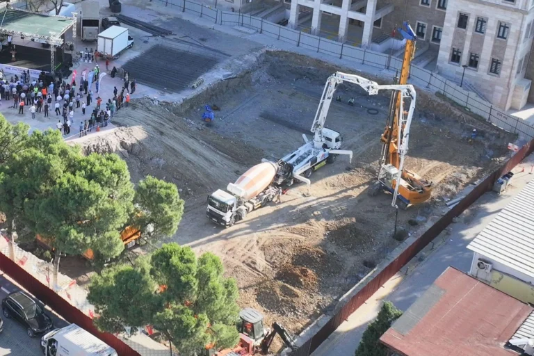 Soma'da Mimar Ferdi Zeyrek Kent Meydanı ve Yeraltı Otoparkı Projesi'nin temel atma töreninden bir görüntü.
