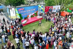 Adana'da Uluslararası Oyun Günü kapsamında düzenlenen çocuk şenliğinde çocuklar doyasıya eğleniyor.