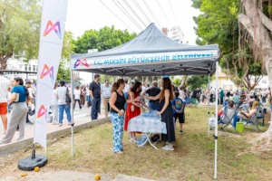 Mersin Büyükşehir Belediyesi ekipleri LGS sınavı öncesinde öğrencilere ve velilere su ikram ediyor.
