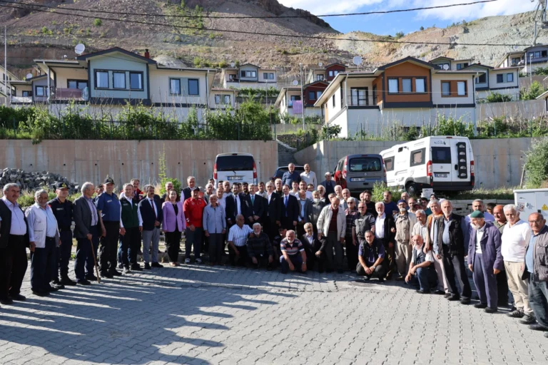 Artvin Valisi Turan Ergün'ün Yusufeli ilçesindeki ziyaretleri sırasında çekilmiş bir fotoğraf.