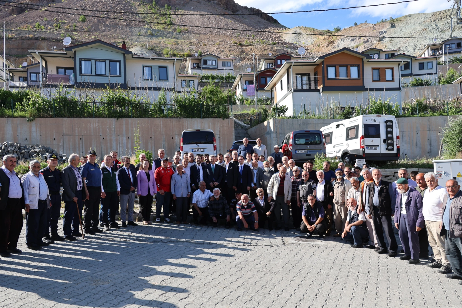 Artvin Valisi Turan Ergün'ün Yusufeli ilçesindeki ziyaretleri sırasında çekilmiş bir fotoğraf.