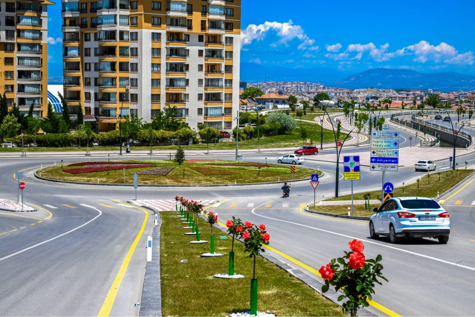 Malatya'da park ve kavşaklara dikilen rengarenk mevsimlik çiçekler